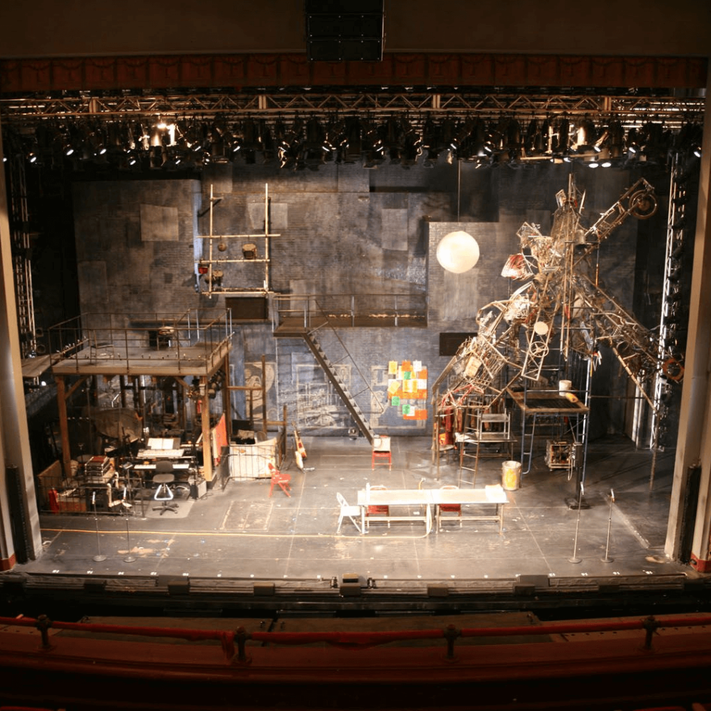 верхняя механика в театральной постановке